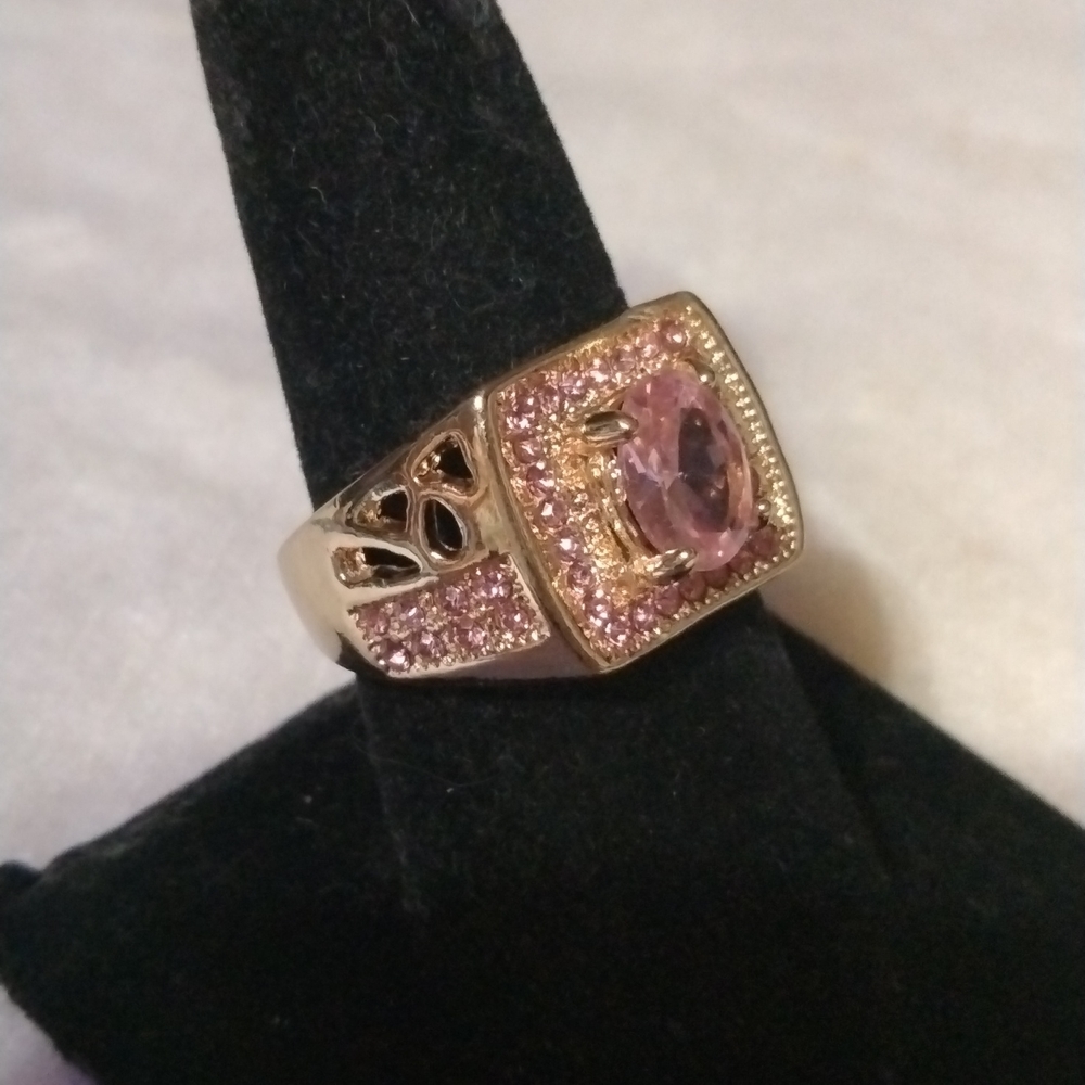 Pink ring gold tone size 9 NWT (sku 392)